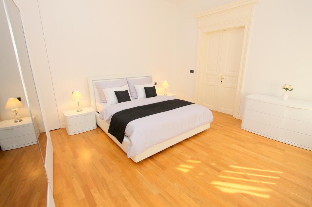 Luxury Apartments Krocinova ปราก ภายนอก รูปภาพ